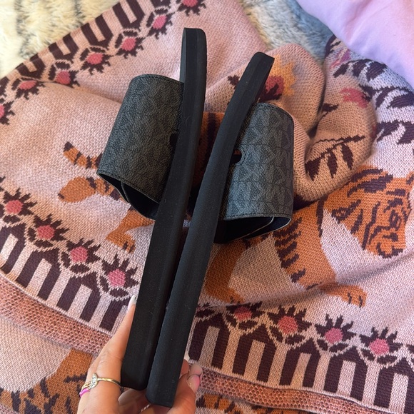 Black Michael kors slides size 9 - Picture 3 of 4